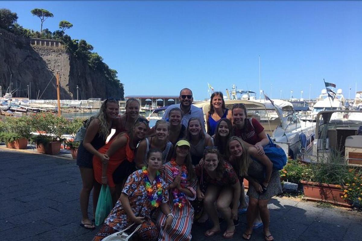 un groupe de personnes posant pour une photo dans une marina