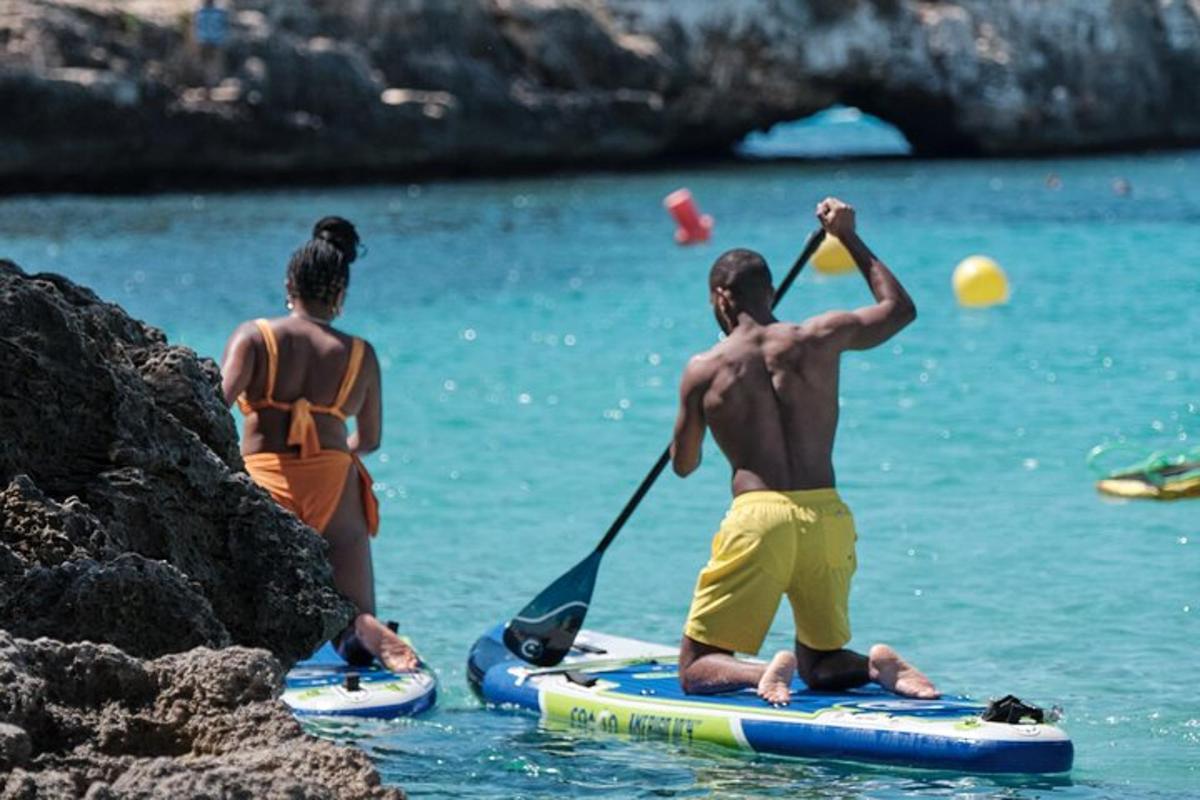dva muži na paddleboardech ve vodě