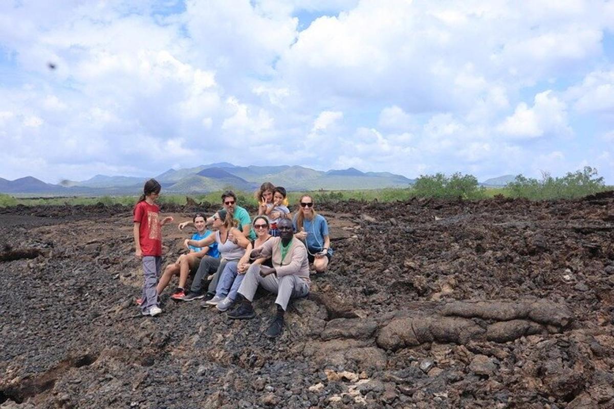 un grup de persones assegudes en un camp rocós