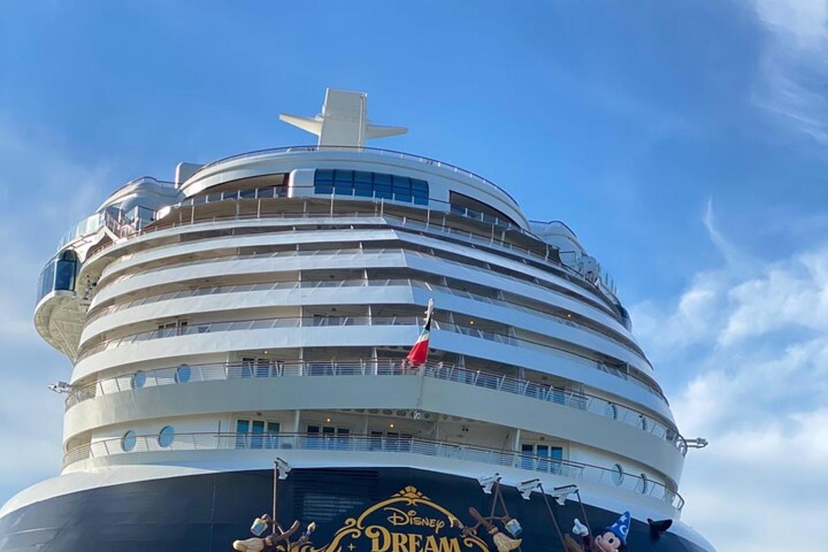 una nave da crociera con una croce in cima