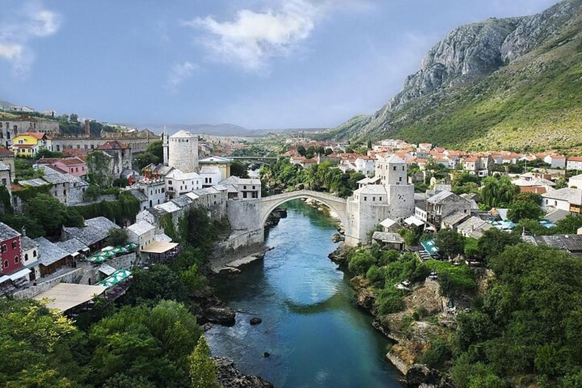 un ponte sopra un fiume in una città con edifici