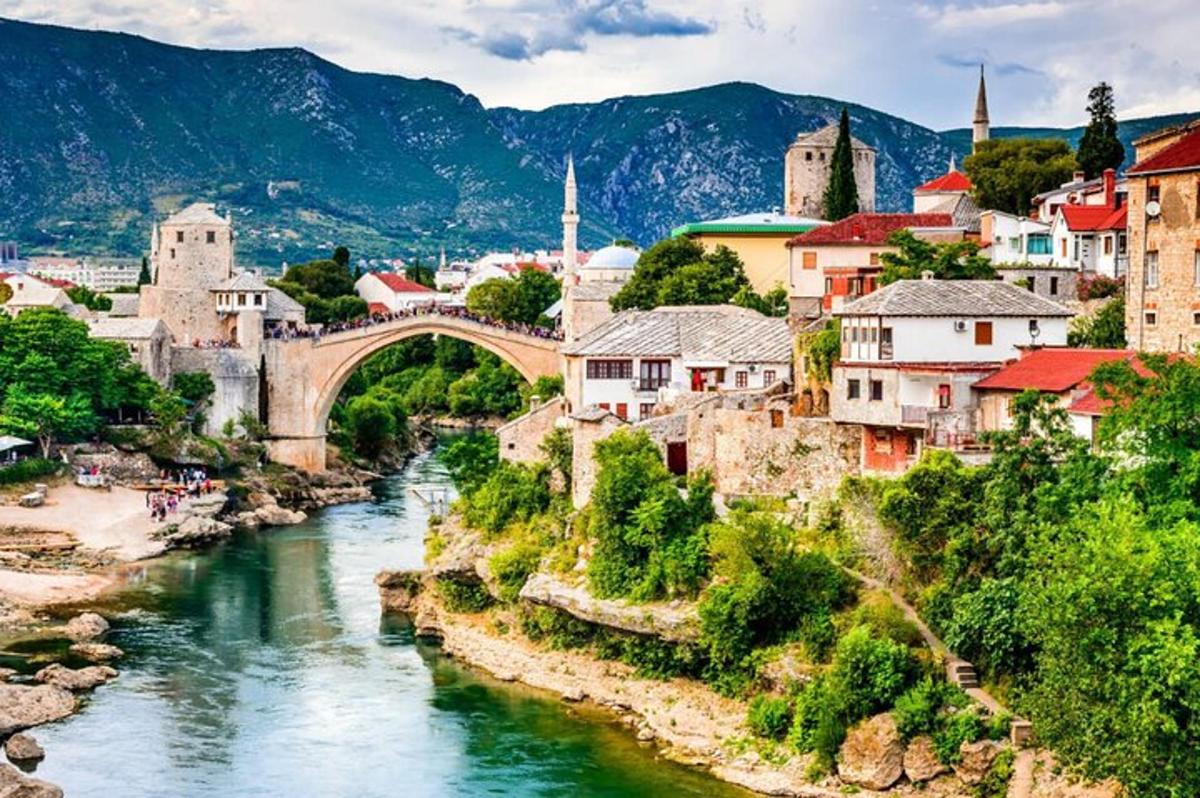 una città con un fiume e un ponte