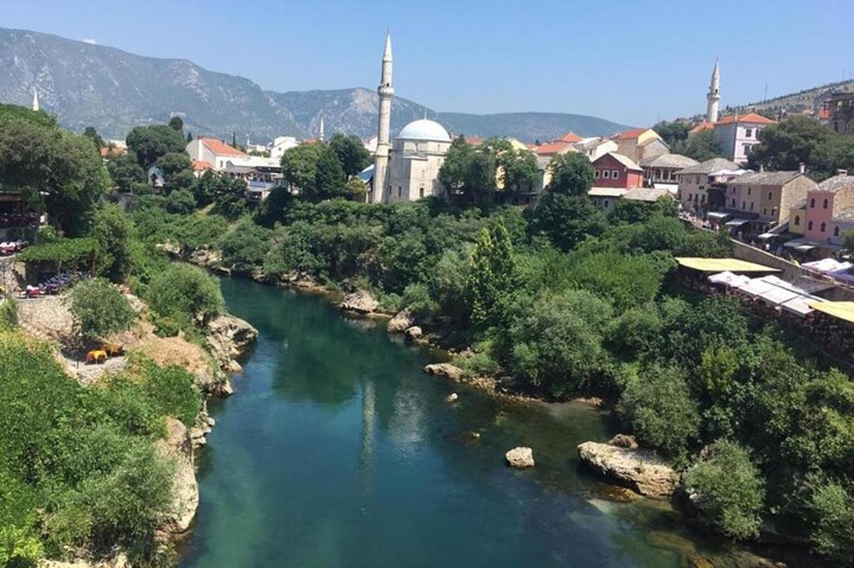 una vista di un fiume con una città sullo sfondo