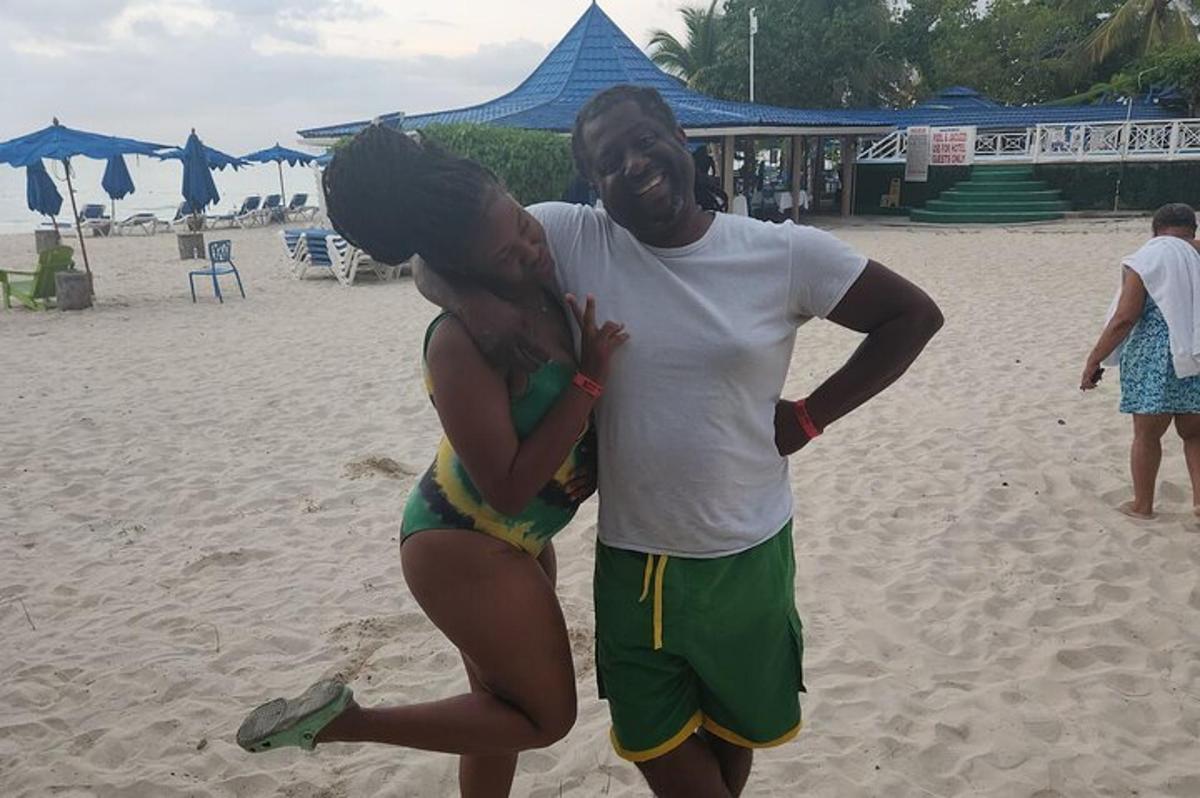 seorang lelaki dan seorang wanita berdiri di pantai