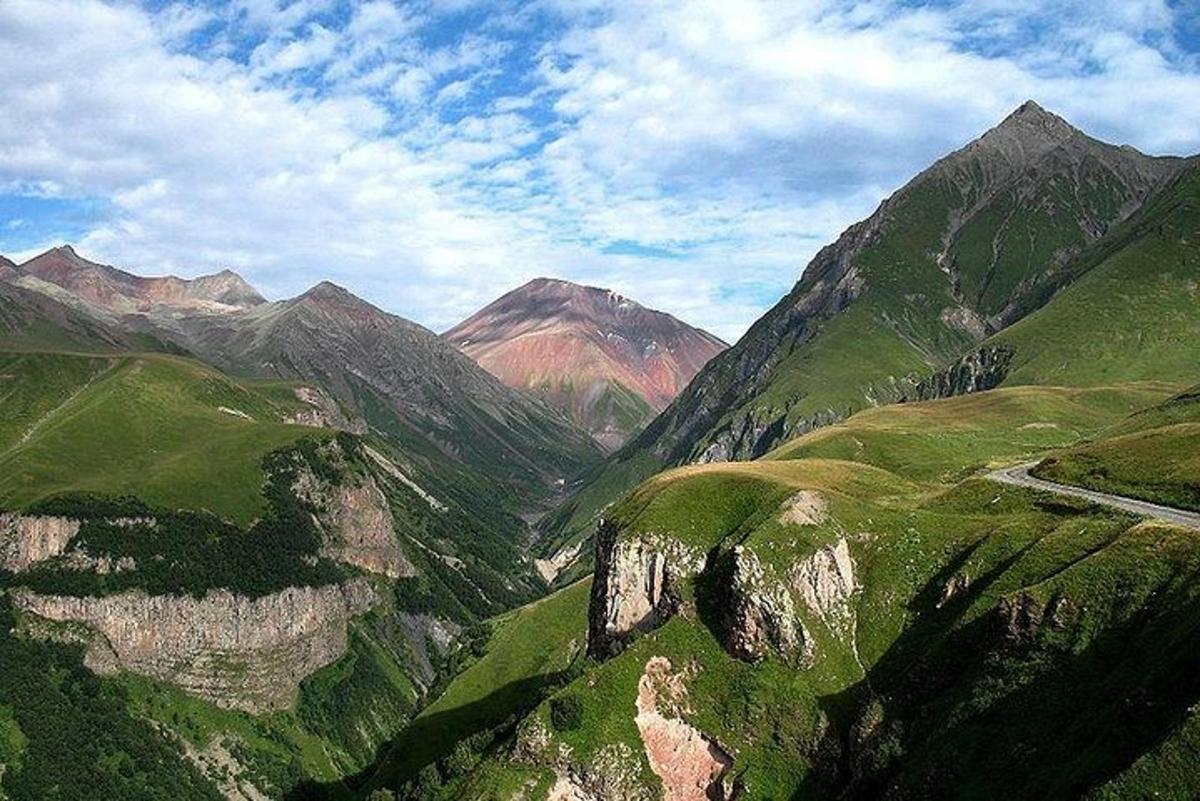 pogled na gorovje z zelenimi gorami