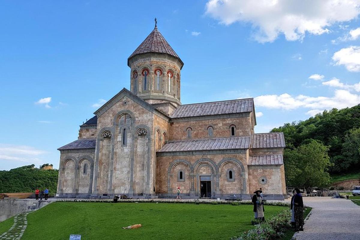 stara cerkev s stolpom na travnatem polju