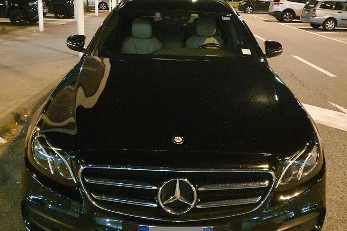 auto Mercedes Benz zaparkované na parkovišti