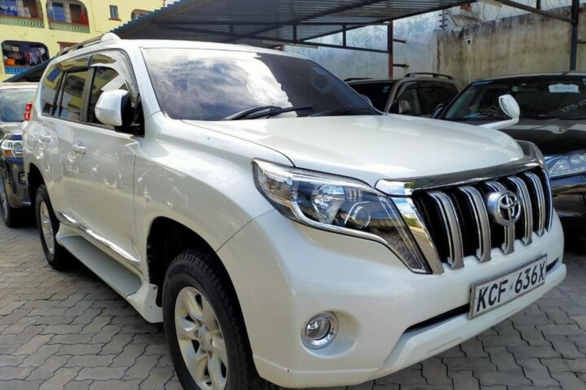 un SUV alb parcat într-o parcare