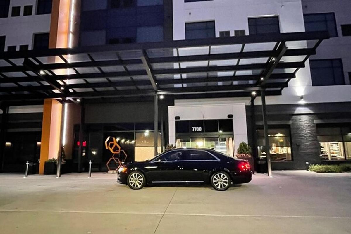 un'auto nera parcheggiata davanti a un edificio