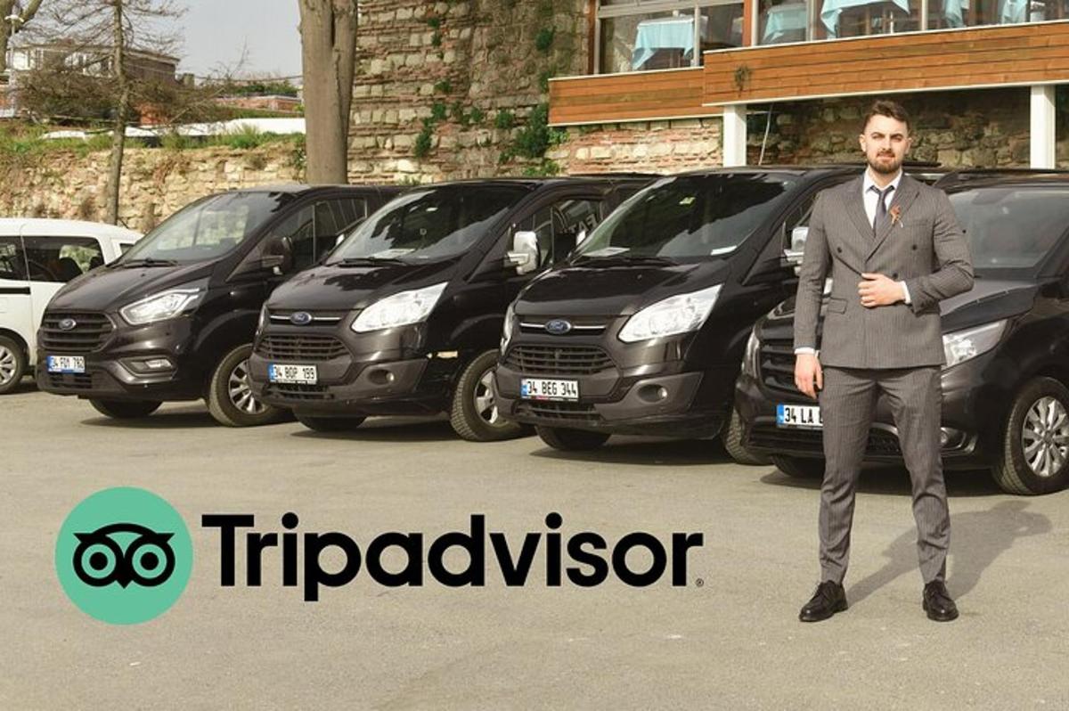 un uomo in giacca e cravatta in piedi davanti a una fila di auto parcheggiate