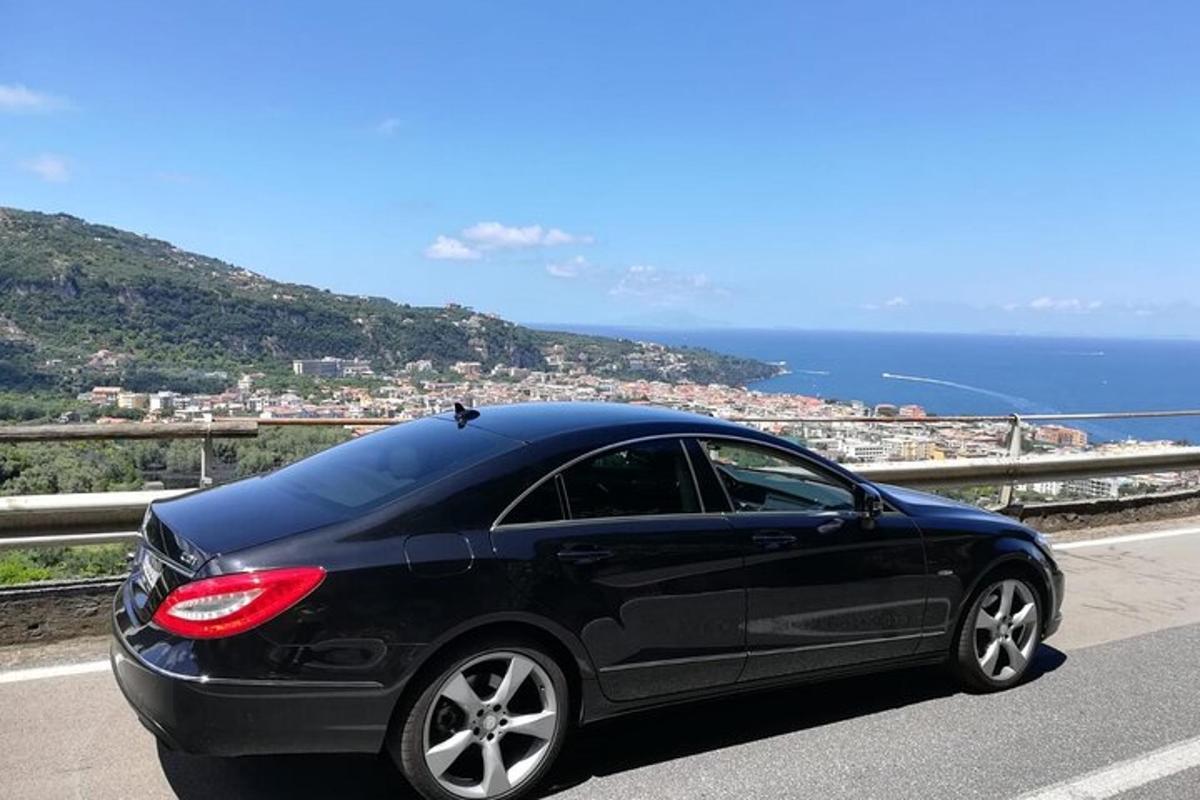 Ένα μαύρο αυτοκίνητο παρκαρισμένο σε έναν δρόμο κοντά στον ωκεανό