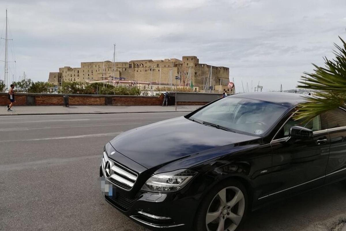 ένα μαύρο αυτοκίνητο παρκαρισμένο στην άκρη ενός δρόμου