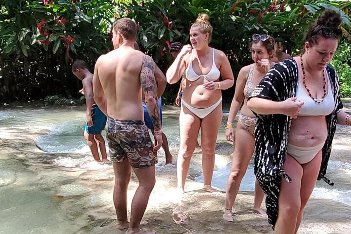 un grup de persones en banyador a la platja