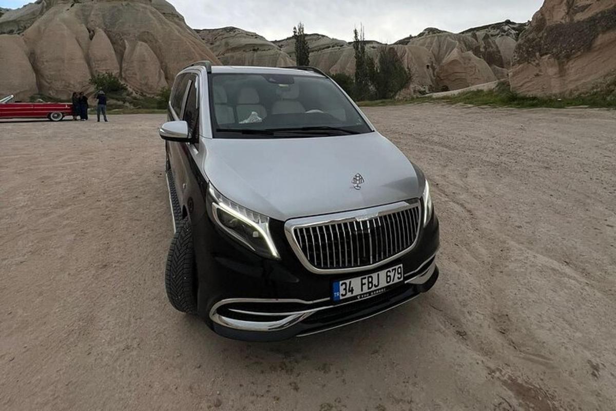 un'auto bianca e nera parcheggiata nel deserto