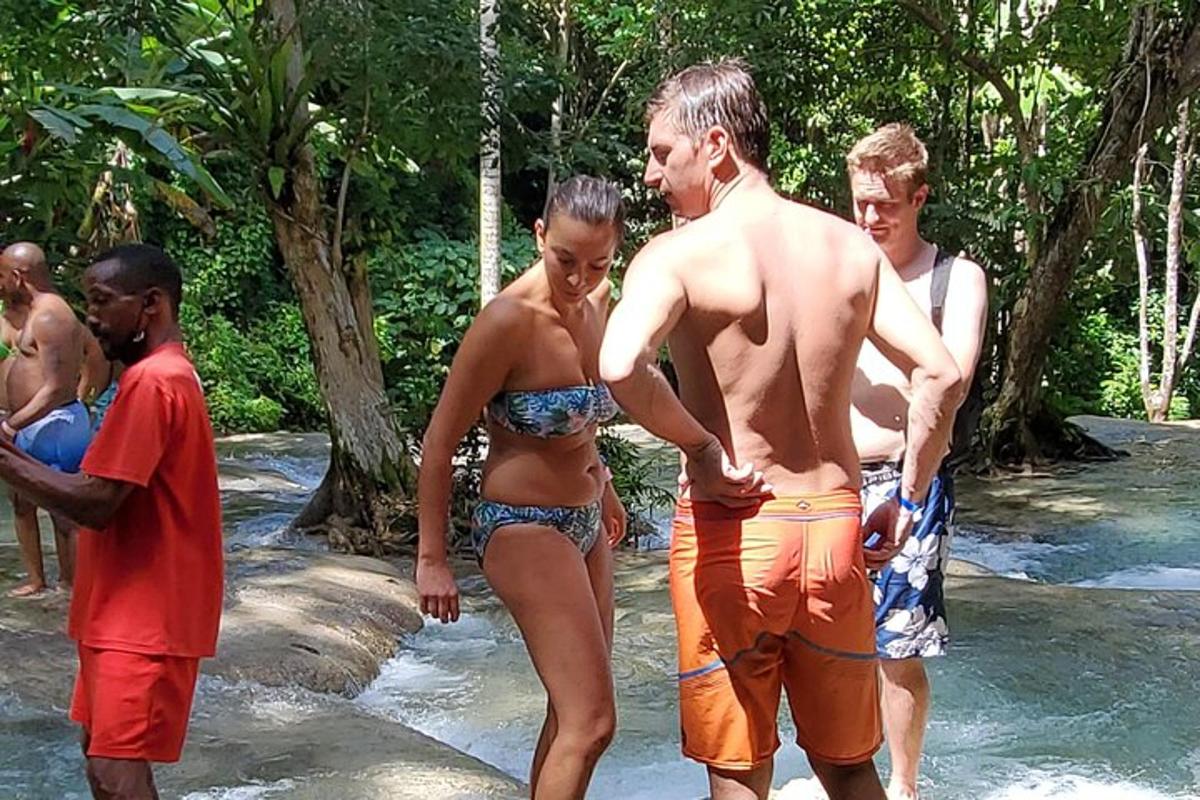 sekelompok orang yang berdiri di samping sungai