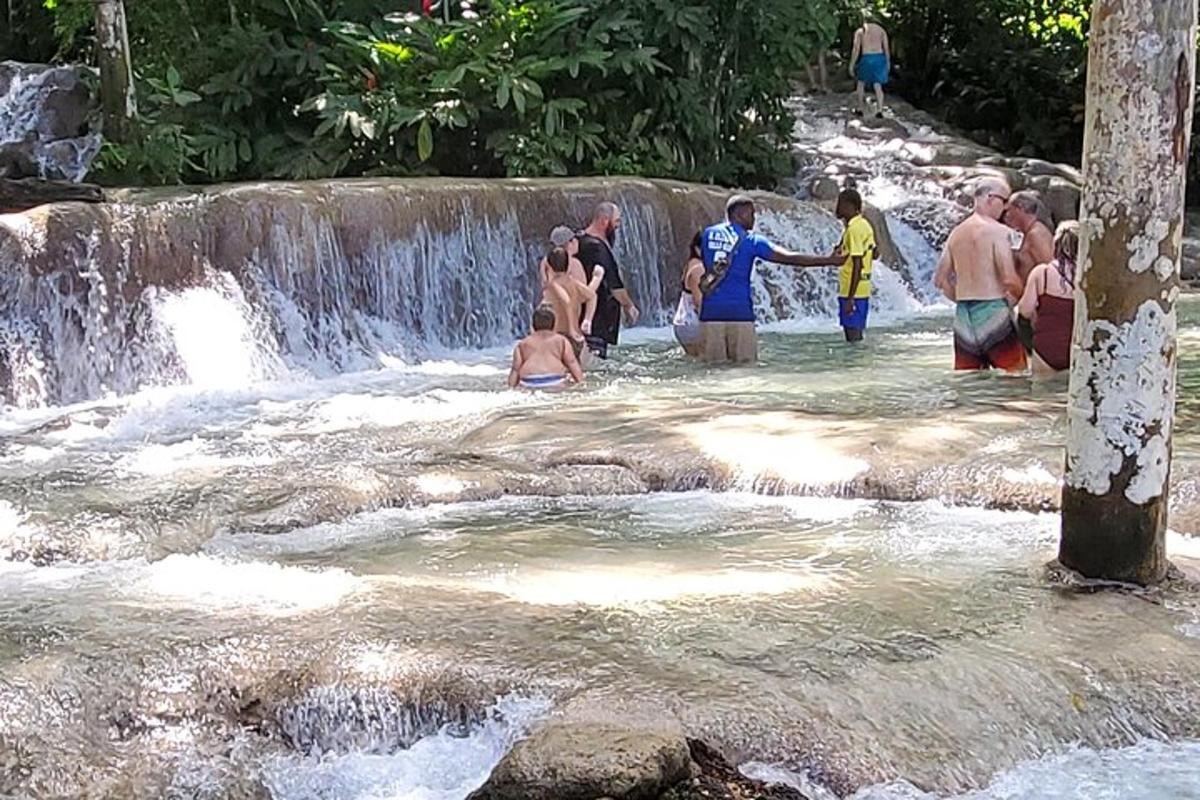 un grup de persones dempeus en una cascada