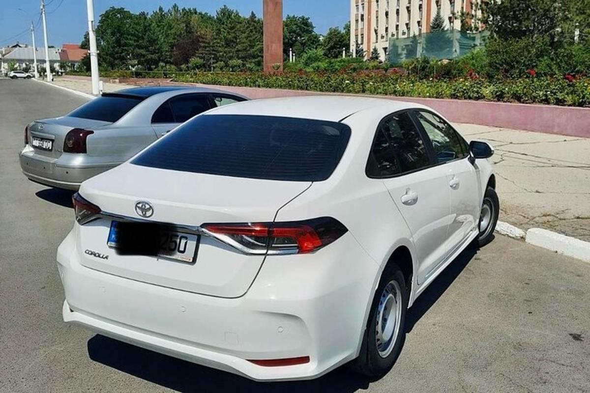 một chiếc xe màu trắng đỗ trong bãi đậu xe