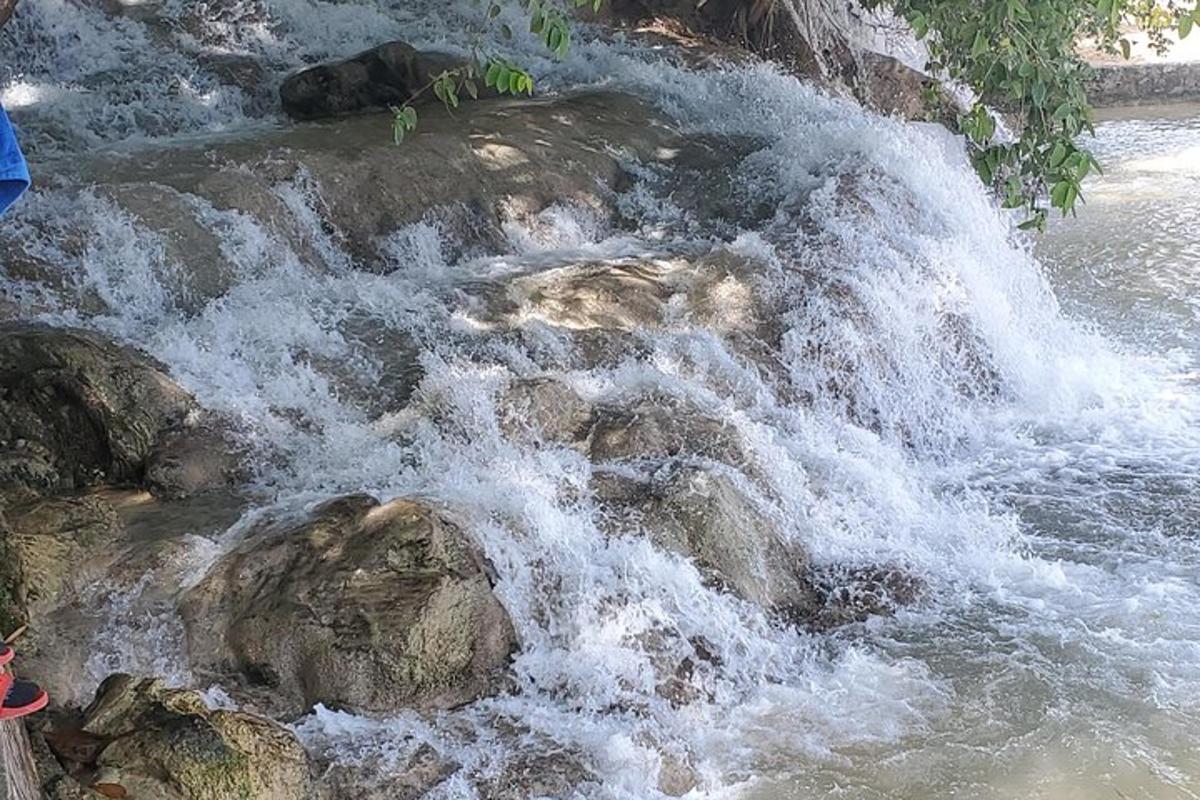 air terjun kecil dengan bebatuan di sungai