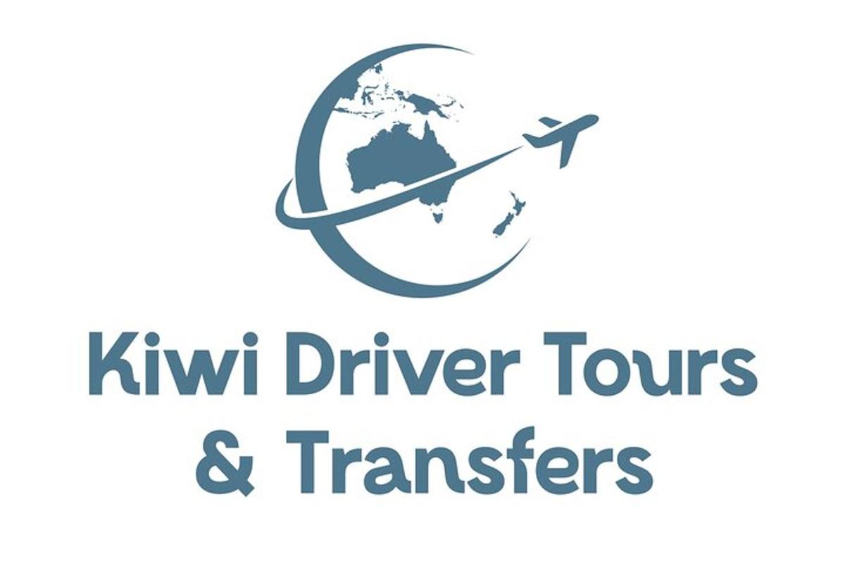 Flugvél sem flýgur umhverfis jörðina með orðunum „Kiwi Driver Tours“ og „Travelers“