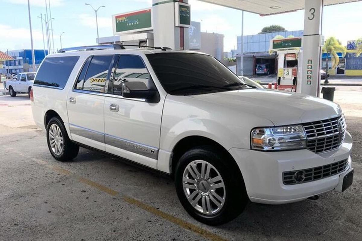 un tot terreny blanc aparcat en una gasolinera