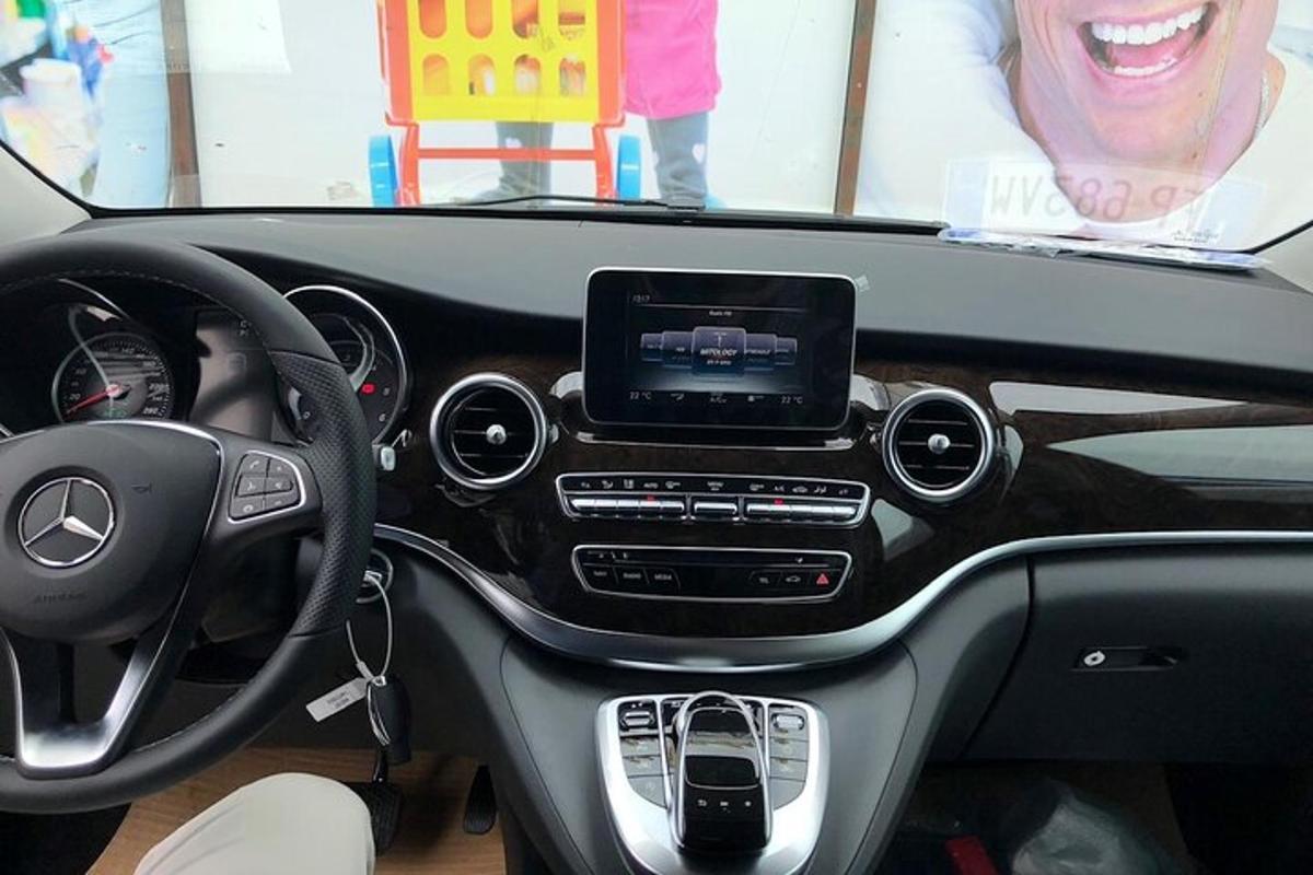 uma visão do painel do carro acedes benz