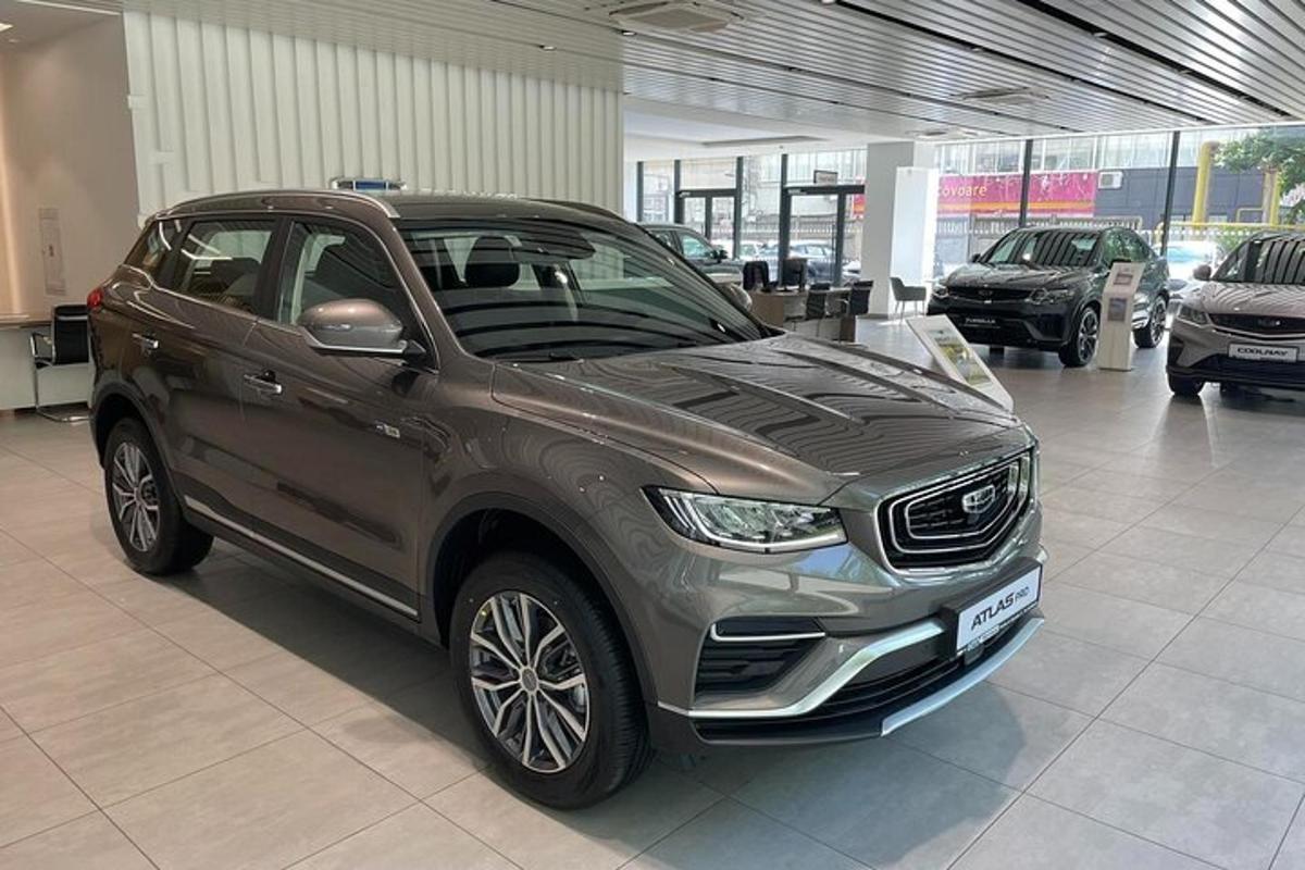 một chiếc xe màu bạc đỗ trong một đại lý xe hơi