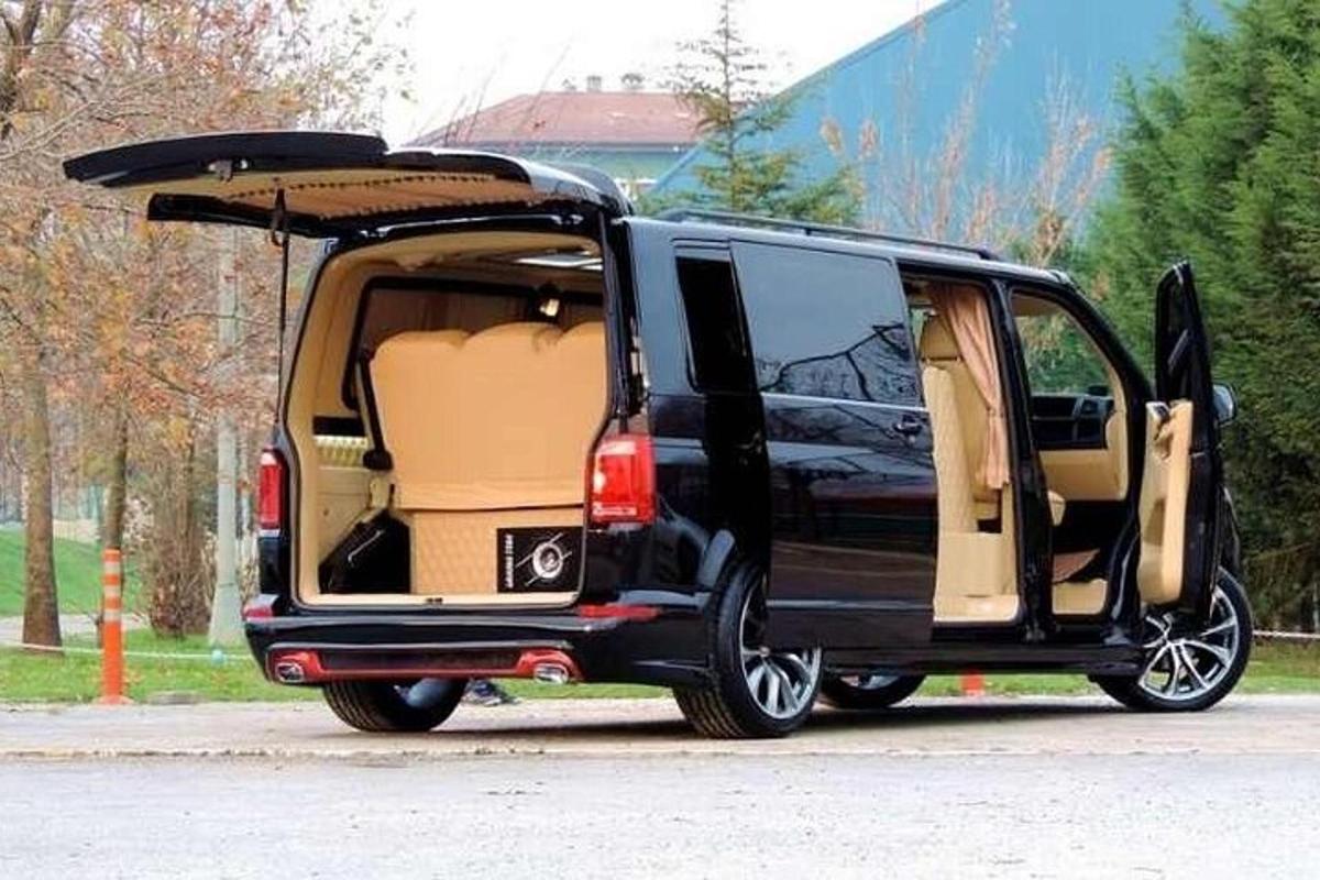 sebuah van hitam dengan pintu terbuka dengan pintunya terbuka