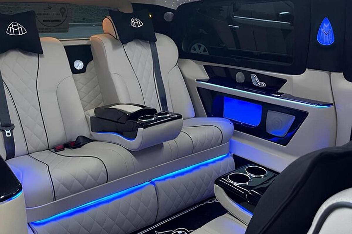 pemandangan tempat duduk belakang kereta