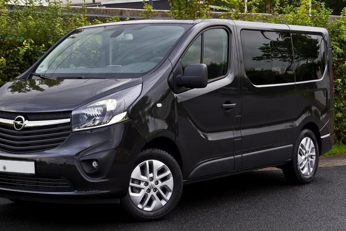 Una minivan negra estacionada en un estacionamiento