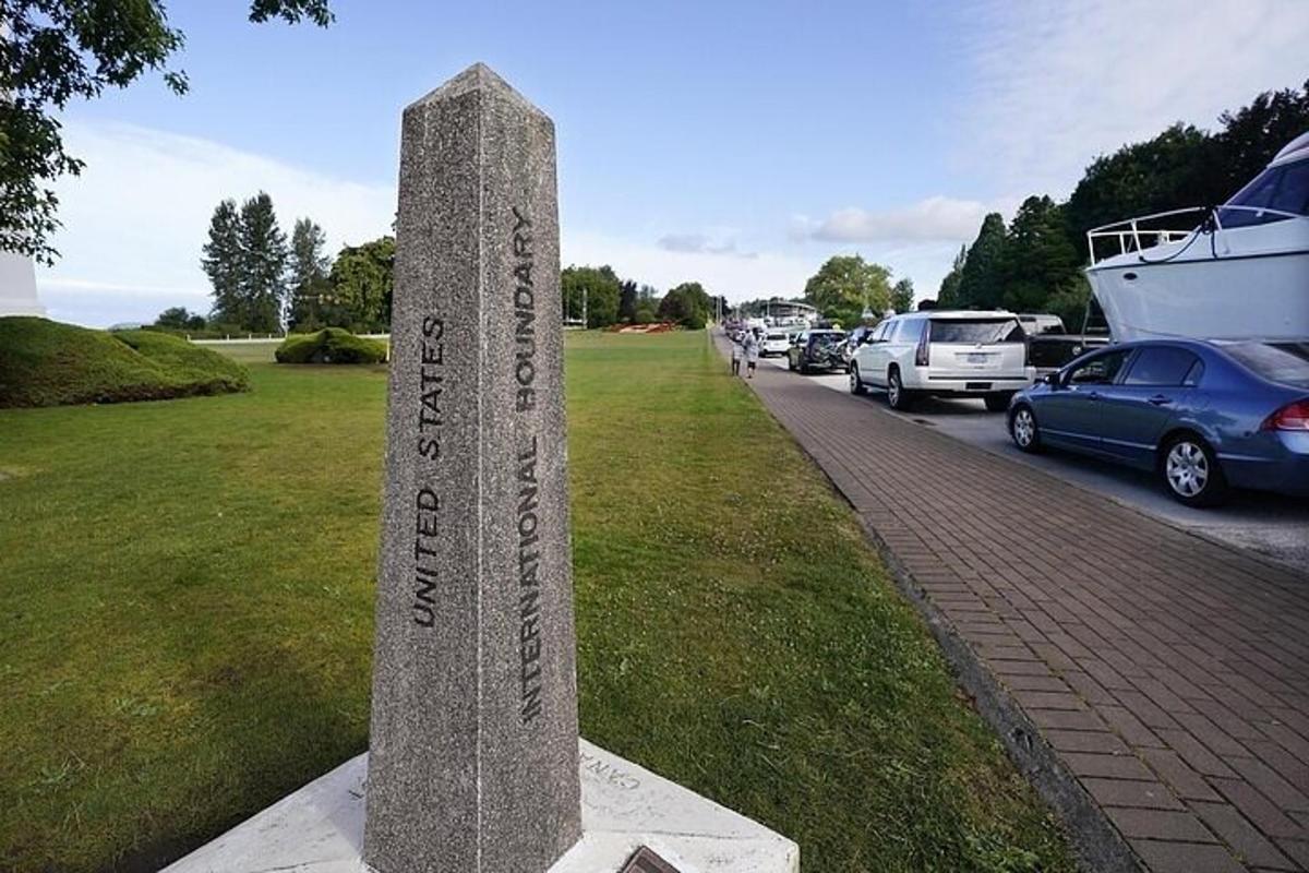 et monument i gresset ved siden av en parkeringsplass