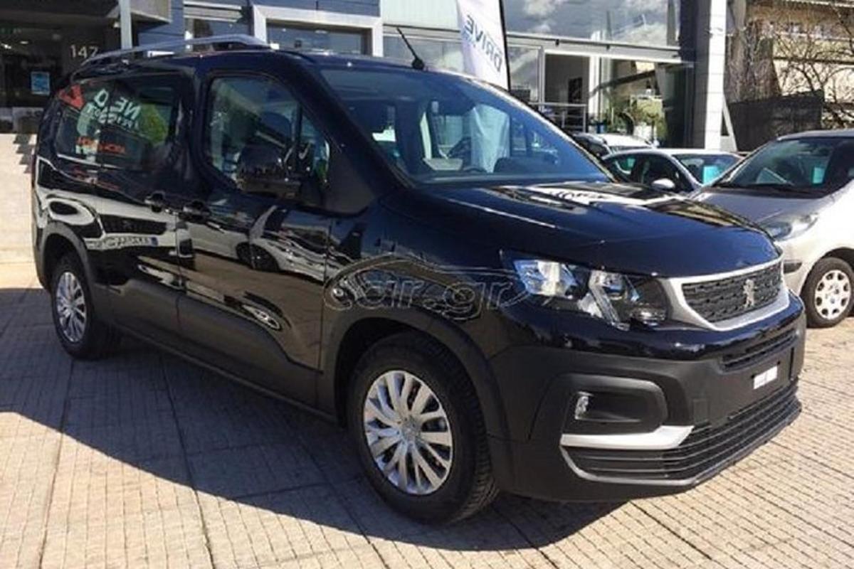 Un camión negro estacionado en un estacionamiento