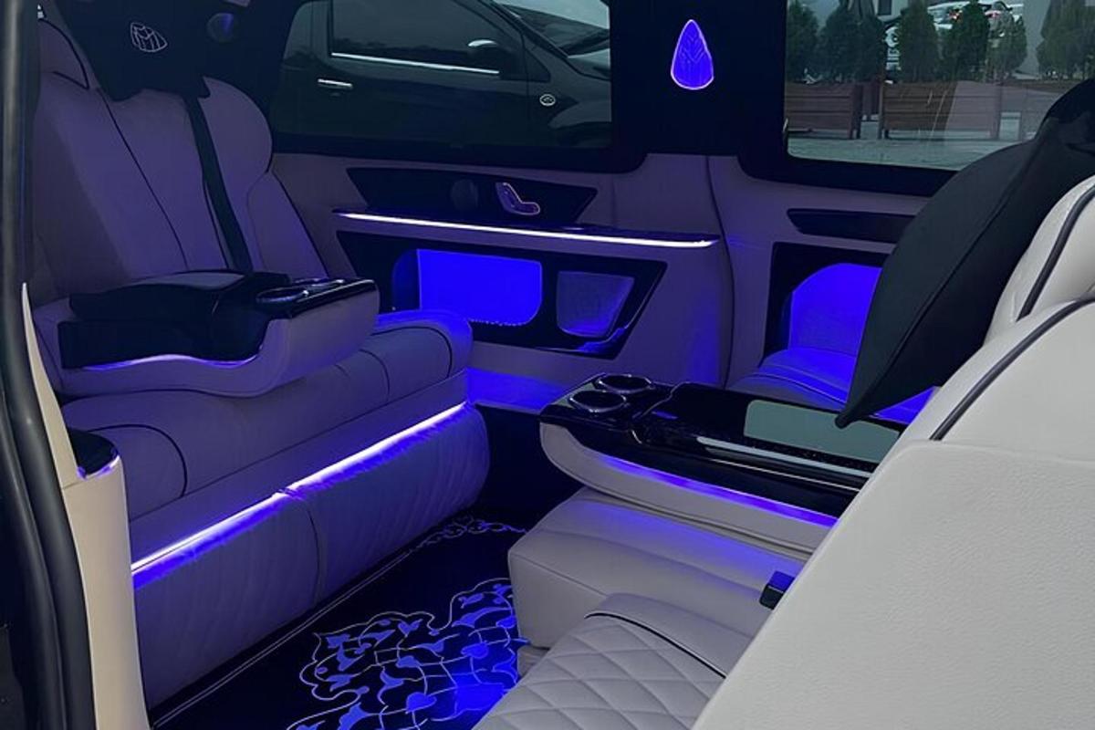 mynd af innanverðu limousínu með fjólubláum ljósum