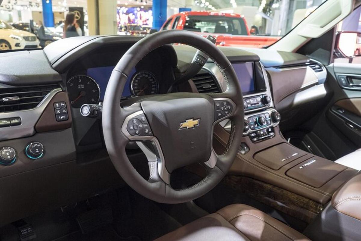 Un tablero de instrumentos de un coche con un volante