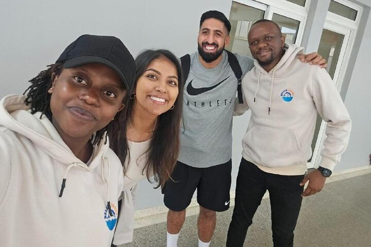 Un grupo de tres personas posando para una fotografía