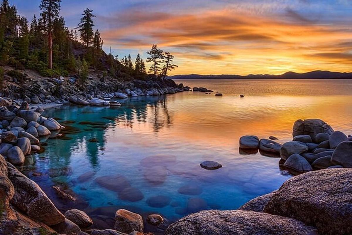 un grande specchio d'acqua con rocce e un tramonto