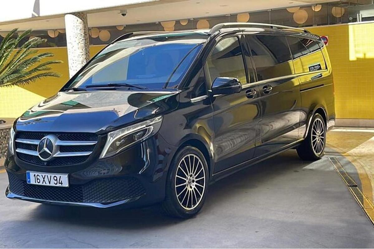 minivan Mercedes Benz zaparkovaný na parkovisku
