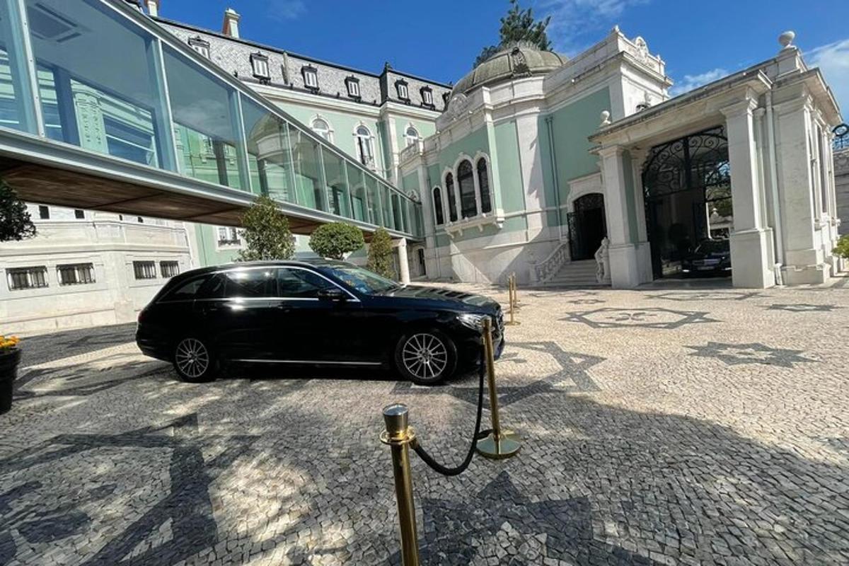 черна кола, паркирана пред сграда
