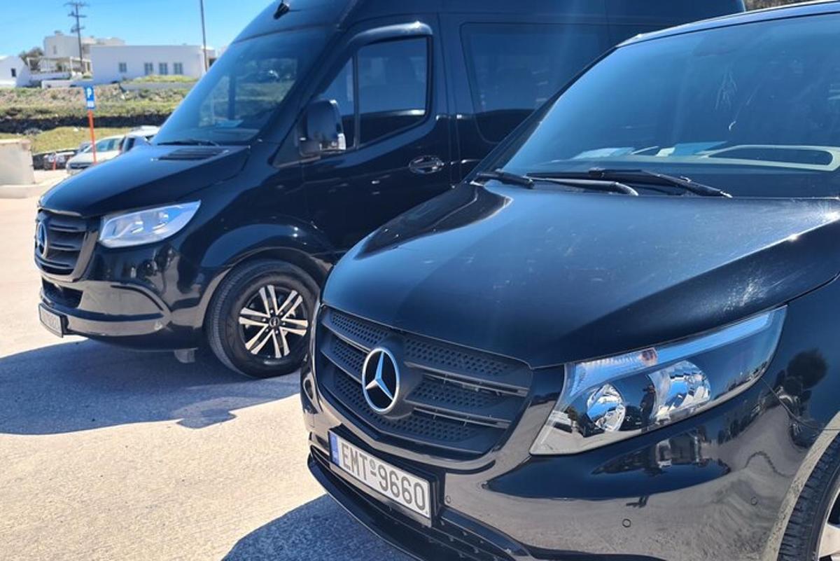 černý kamion zaparkovaný na parkovišti