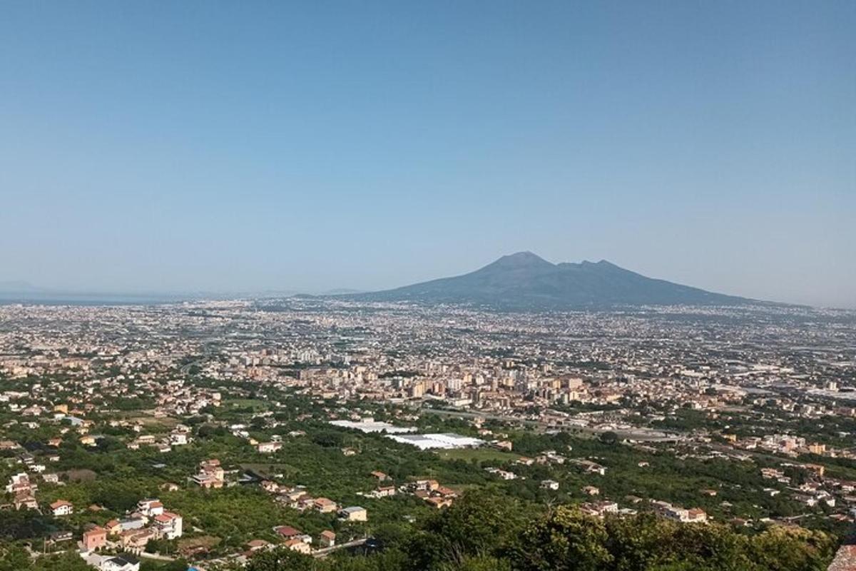 uma vista de uma cidade com uma montanha ao fundo