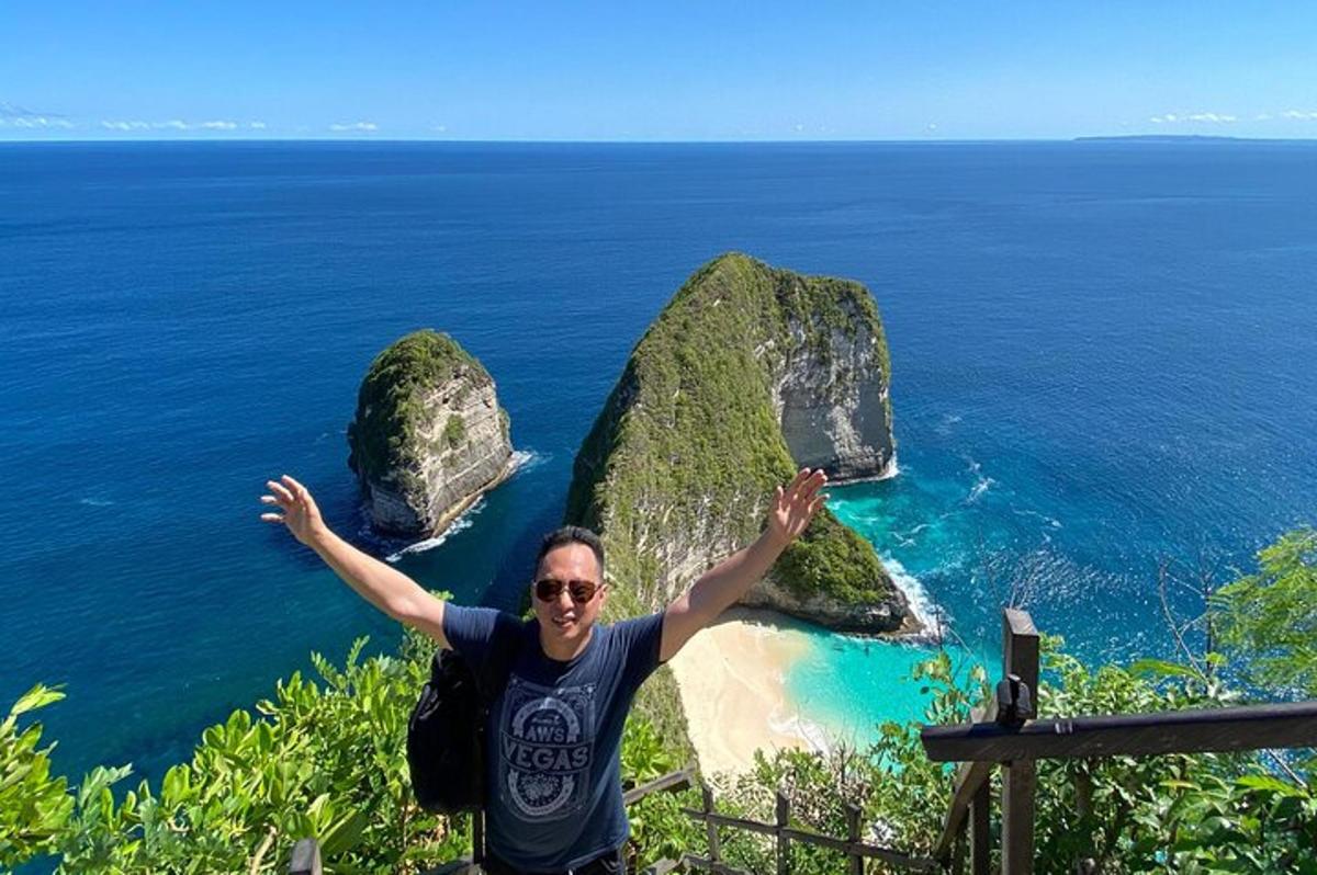 un uomo in piedi in cima a una scogliera vicino all'oceano