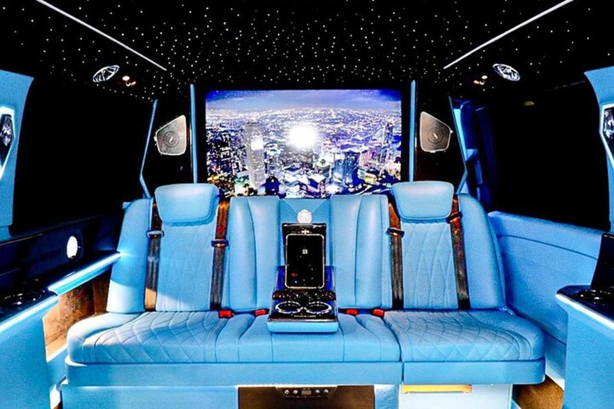 một chiếc máy tính xách tay đặt trong buồng lái của máy bay
