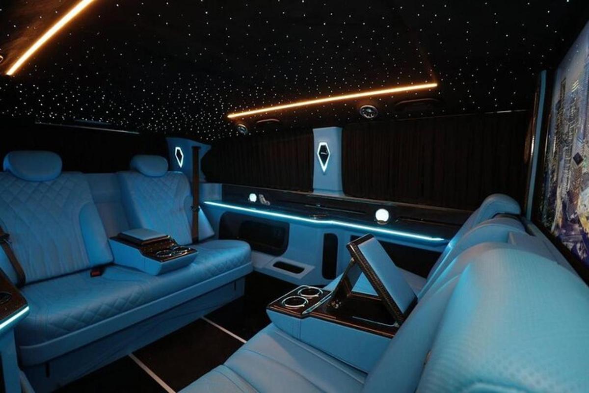 bên trong máy bay phản lực tư nhân với ghế và đèn màu xanh