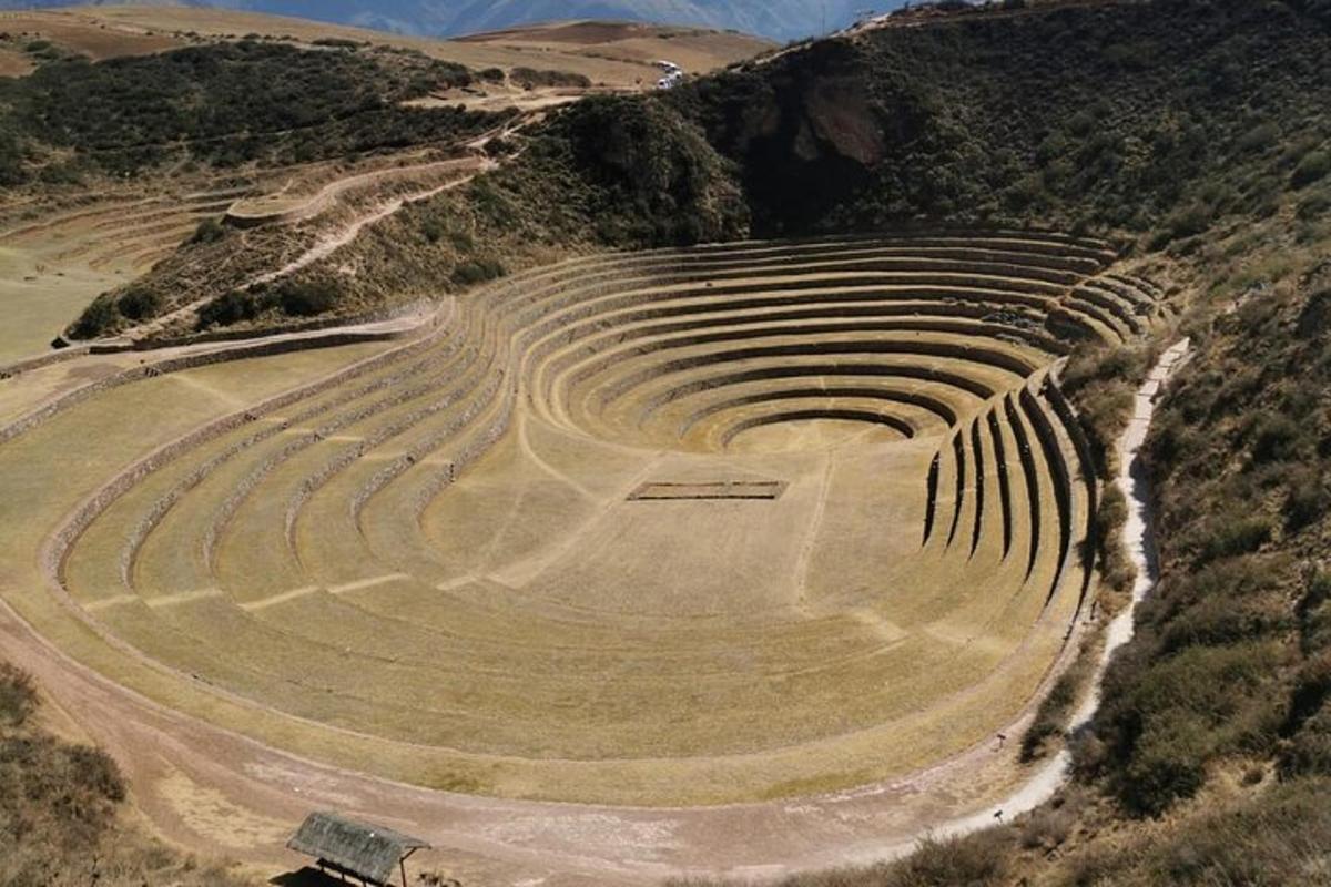 ein leeres Amphitheater mitten in einem Berg