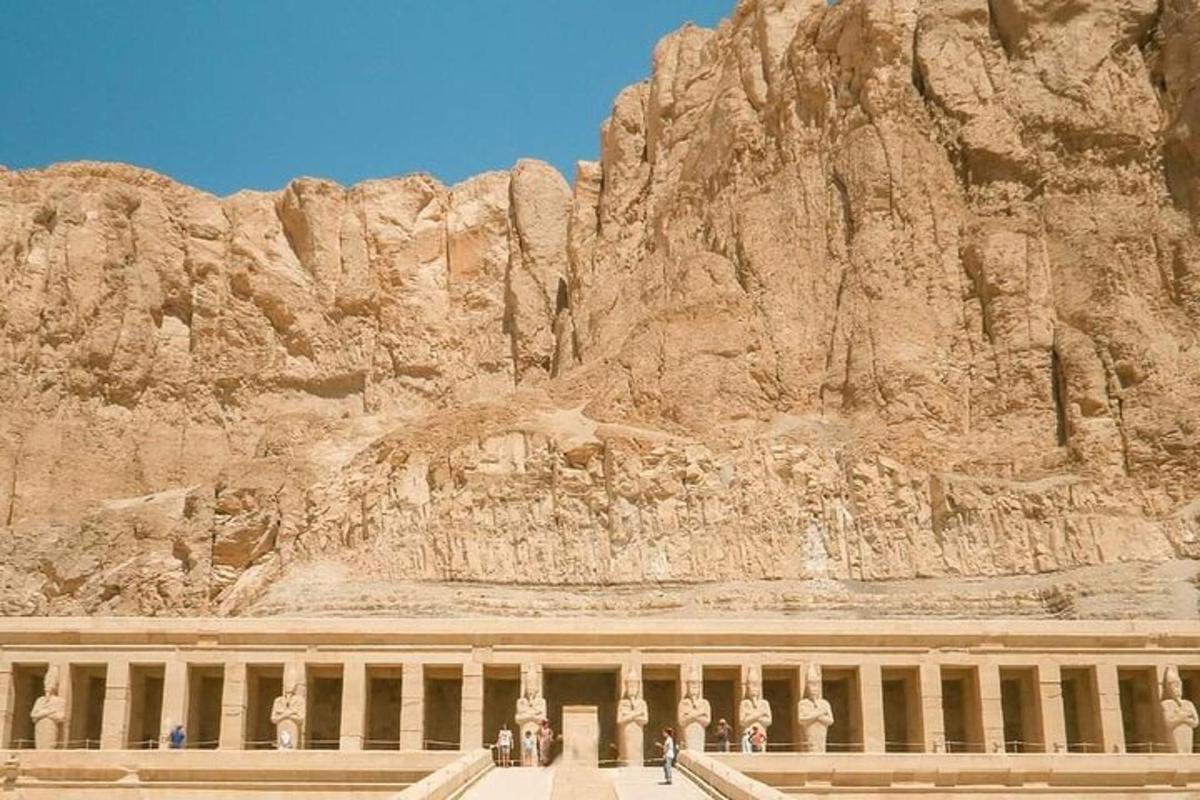 un edificio di fronte a una montagna rocciosa