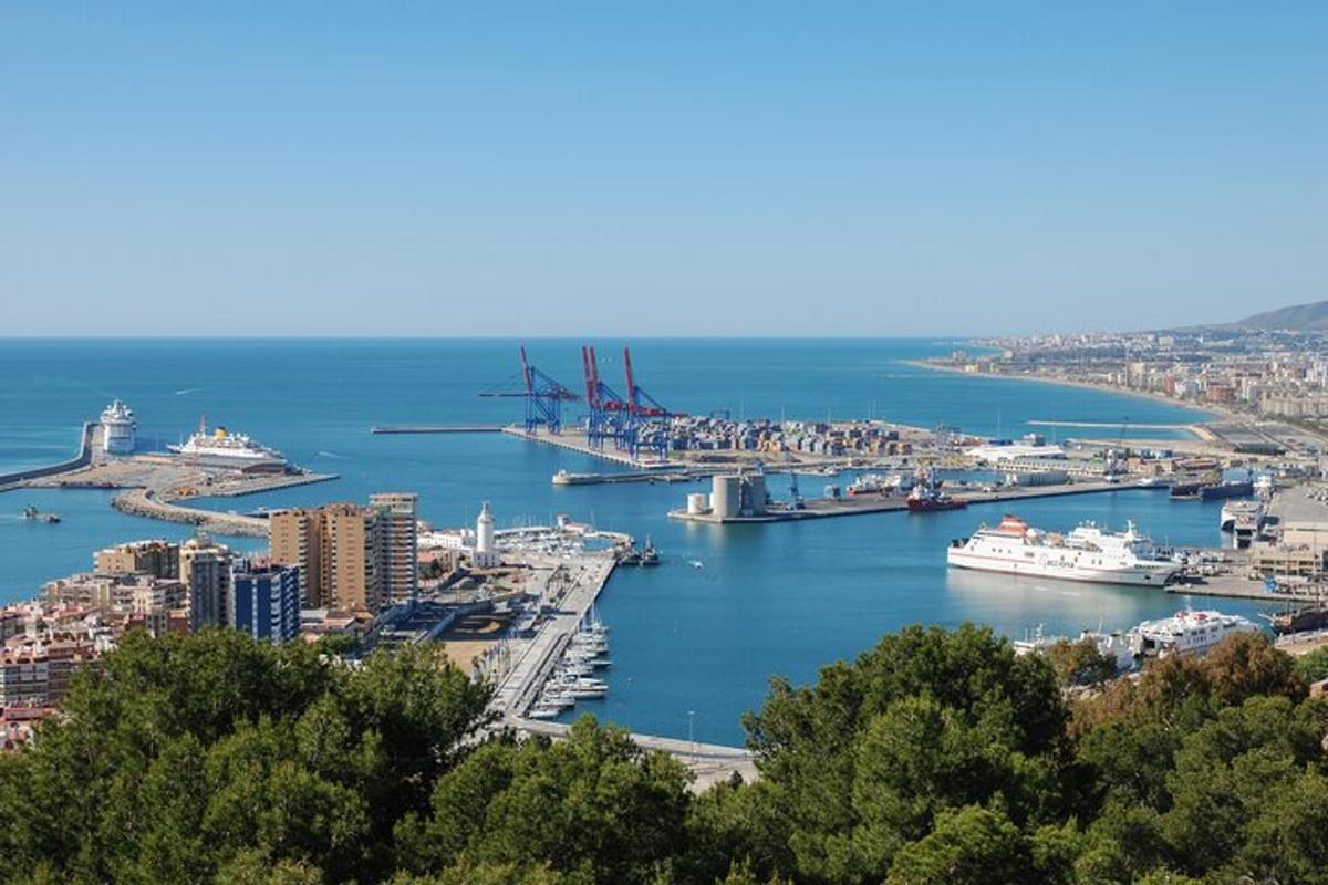 una vista di un porto con barche in acqua