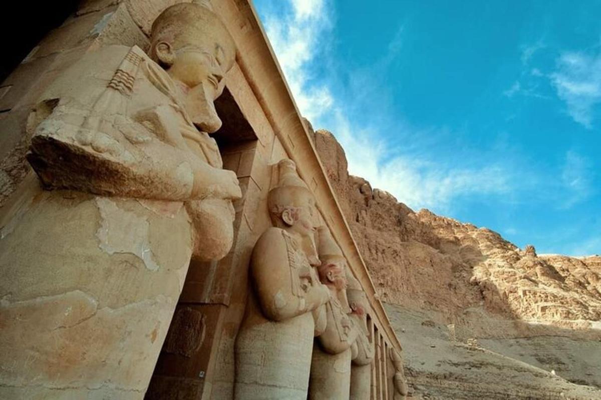 un edificio con statue ai lati