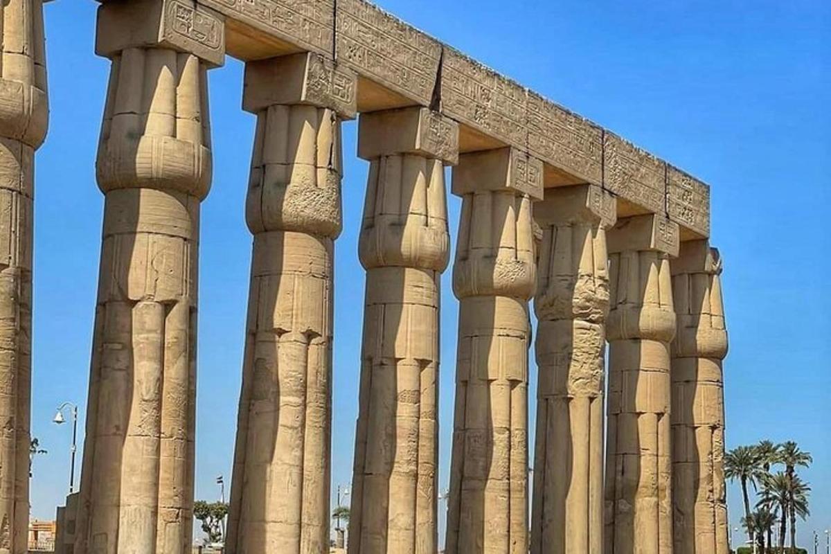 una fila di colonne davanti a un edificio