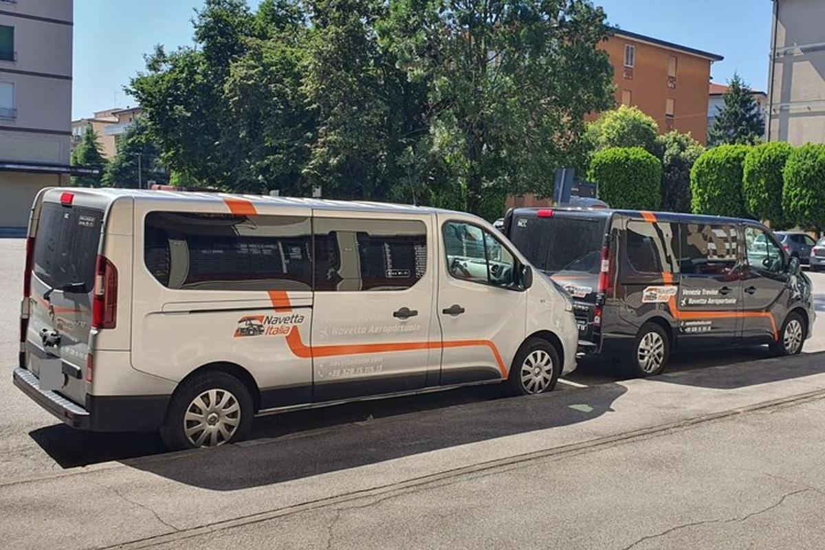 два комбија паркирана један поред другог на паркингу