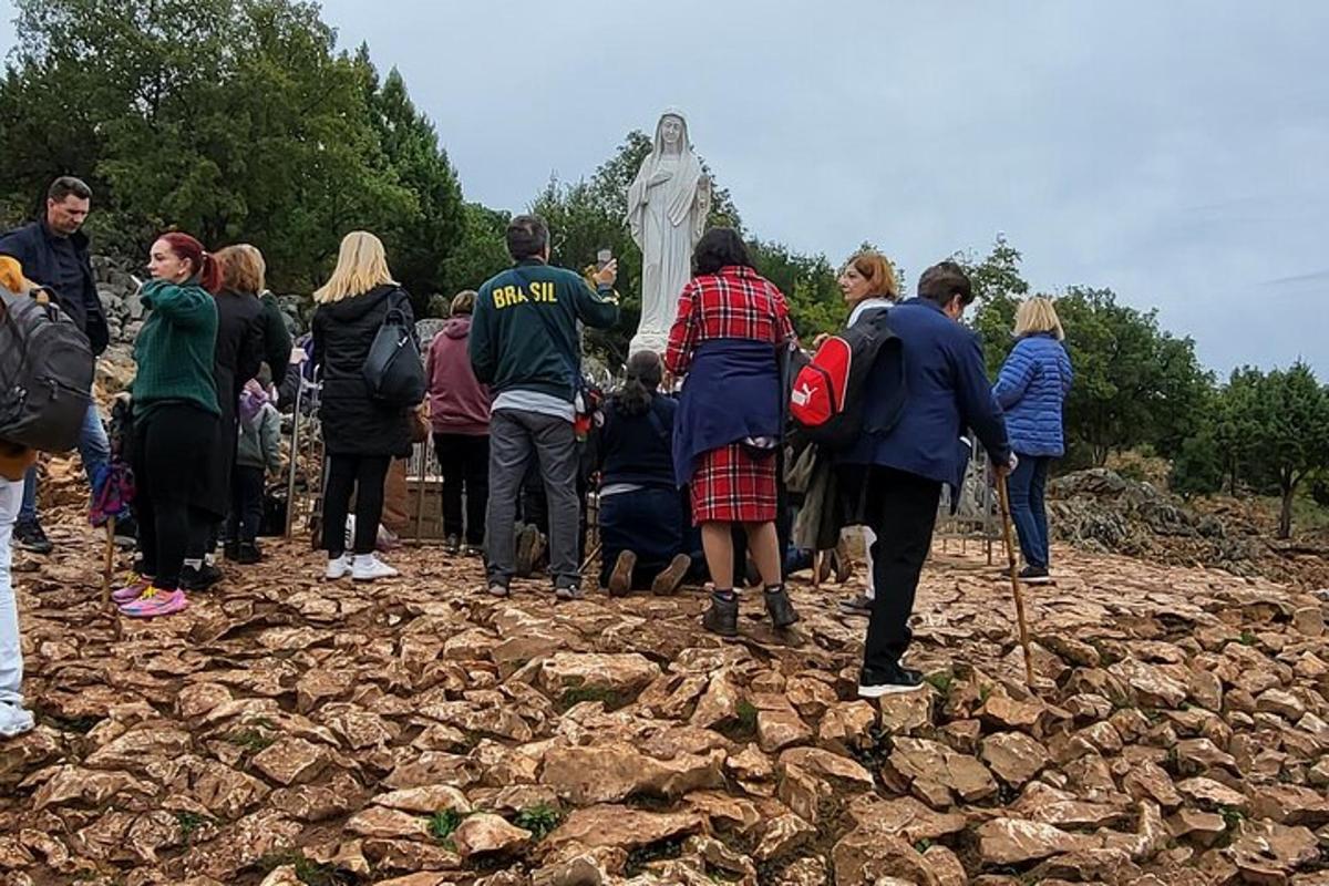 en gruppe mennesker som står på en steinete ås