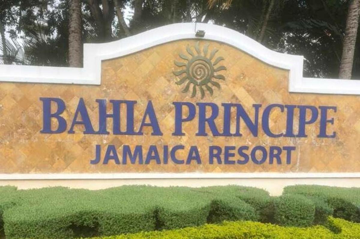 egy tábla a Balilla Pineapple Jamaica üdülőhelyhez